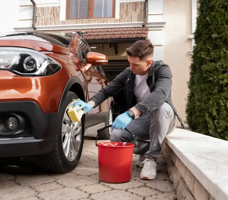 Lavage auto à domicile Le Rousset-Marizy : professionnel intervenant sur un véhicule